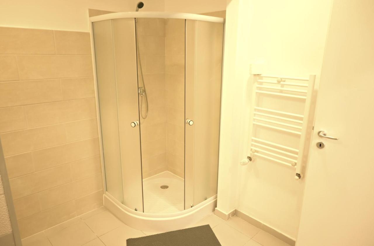 Luana Airport Apartments #4 โอโตเปนี ภายนอก รูปภาพ