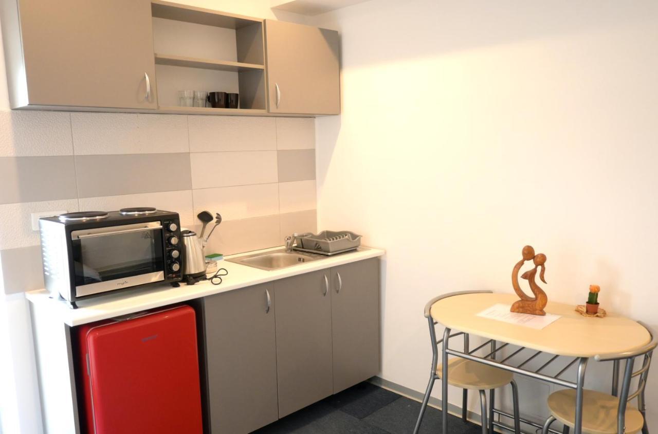 Luana Airport Apartments #4 โอโตเปนี ภายนอก รูปภาพ