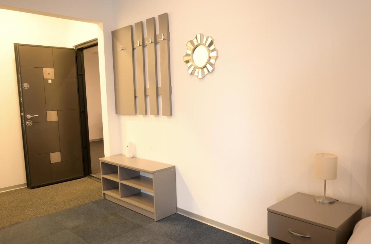 Luana Airport Apartments #4 โอโตเปนี ภายนอก รูปภาพ